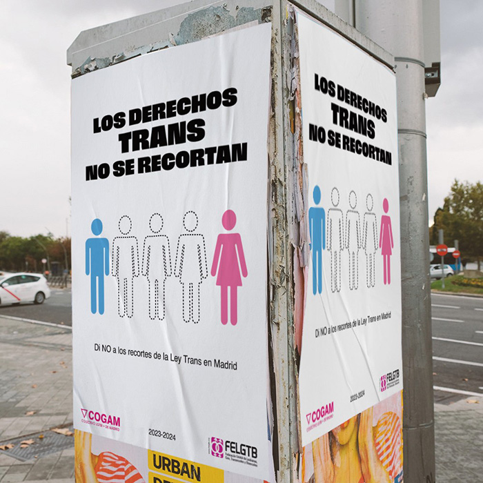Cartell que llegeix 'LOS DERECHOS TRANS NO SE RECORTAN' enganxat al carrer.